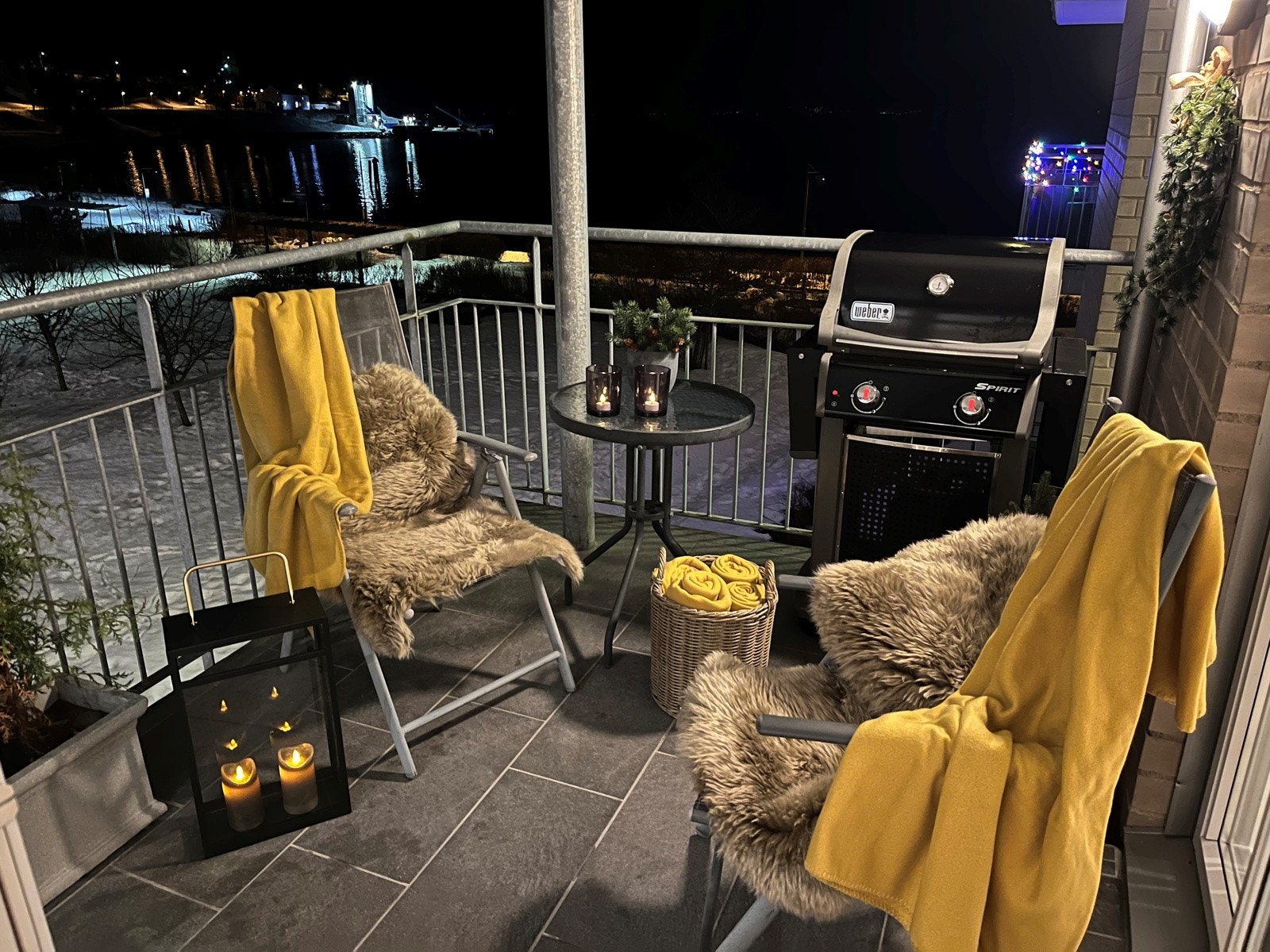 Selgers private bilde av balkong på kveldstid Galleribilde