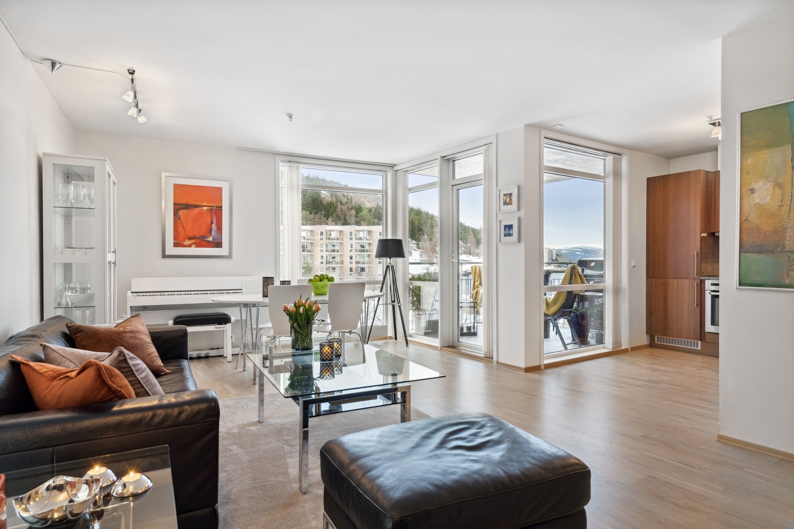 Velkommen til Mellomila 94 - Unik og delikat hjørneleilighet med fantastisk fjordutsikt og ettertraktet beliggenhet i Ilsvika Galleribilde