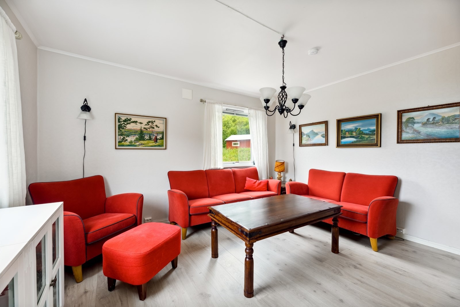 Stuen er lys og luftig med vinduer vendt mot vest og nord. Galleribilde