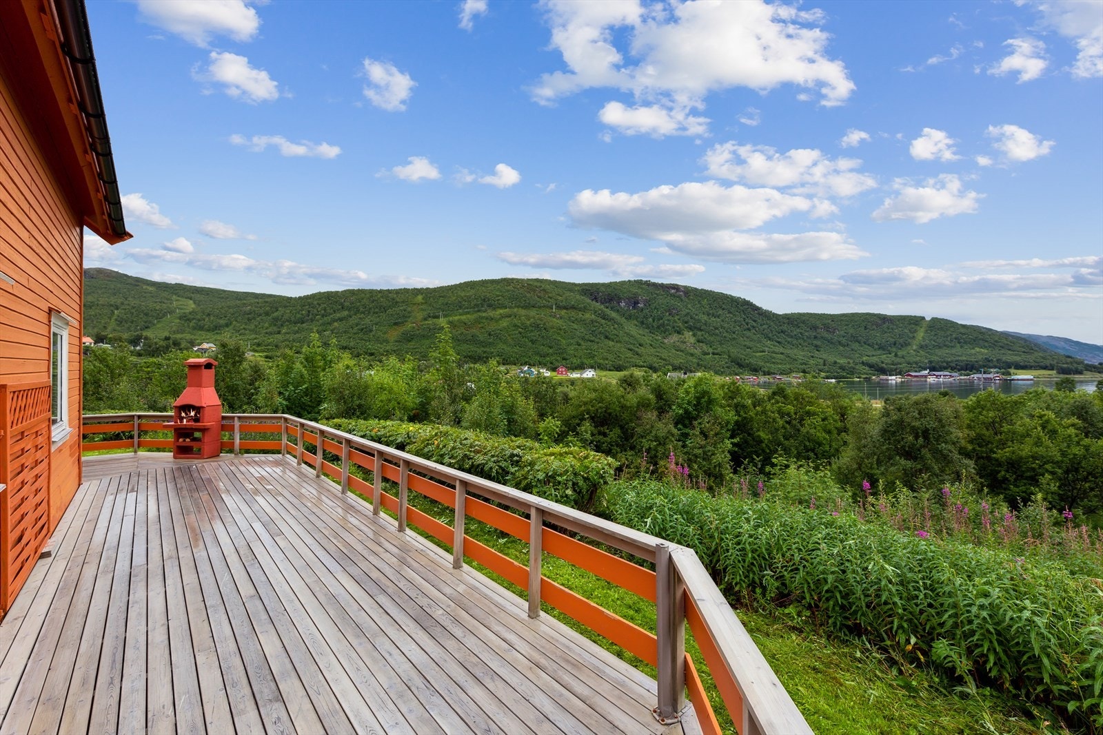 Terrassen strekker seg rundt store deler av boligen. Galleribilde