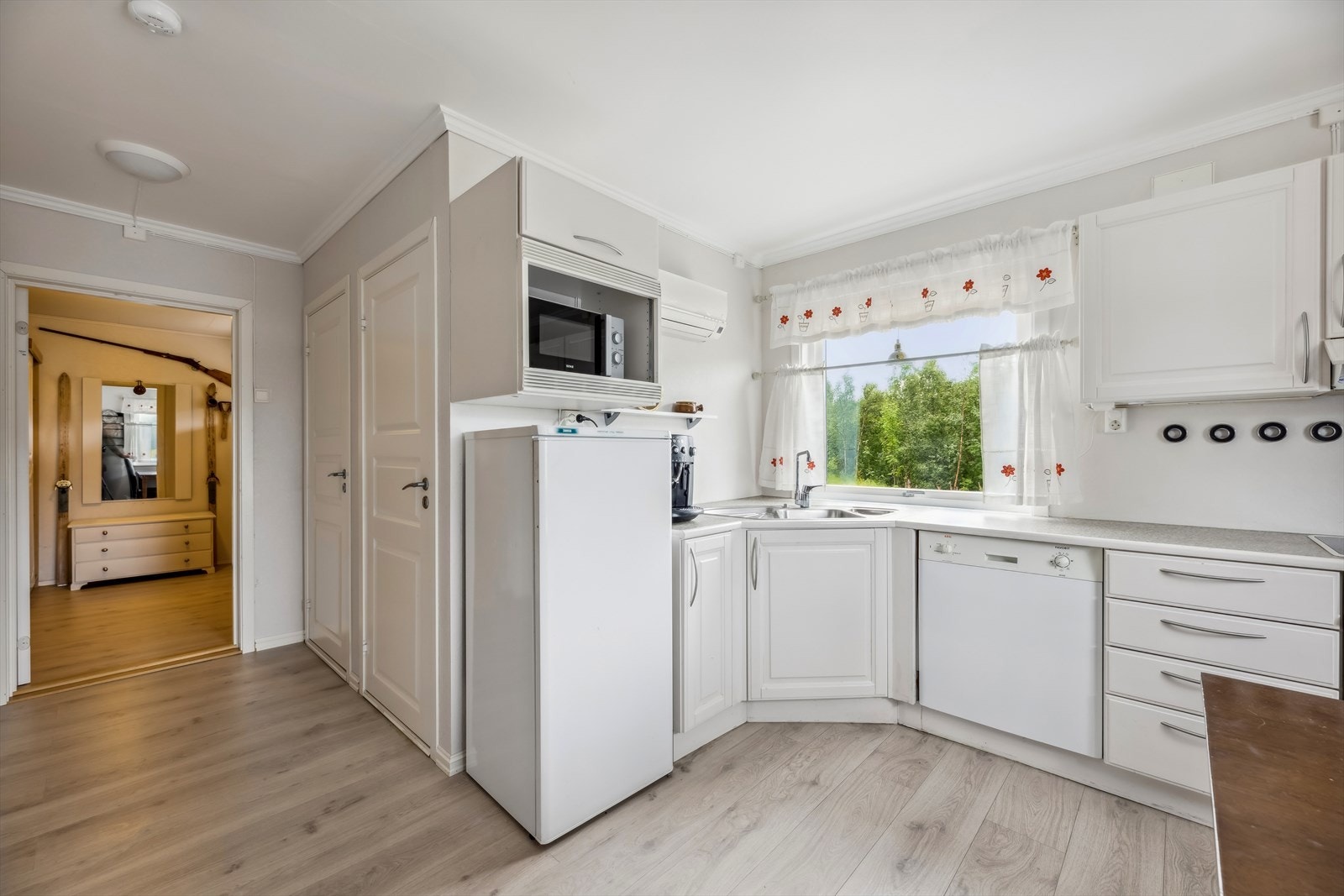 Komfyr, platetopp og oppvaskmaskin er integrert. Frittstående kjøleskap. Galleribilde