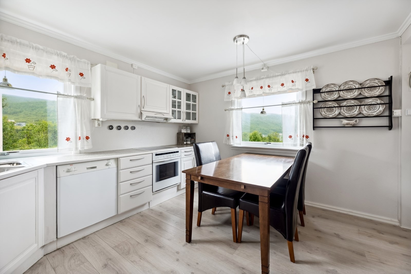 Innredningen har profilerte fronter og laminat benkeplate. Galleribilde