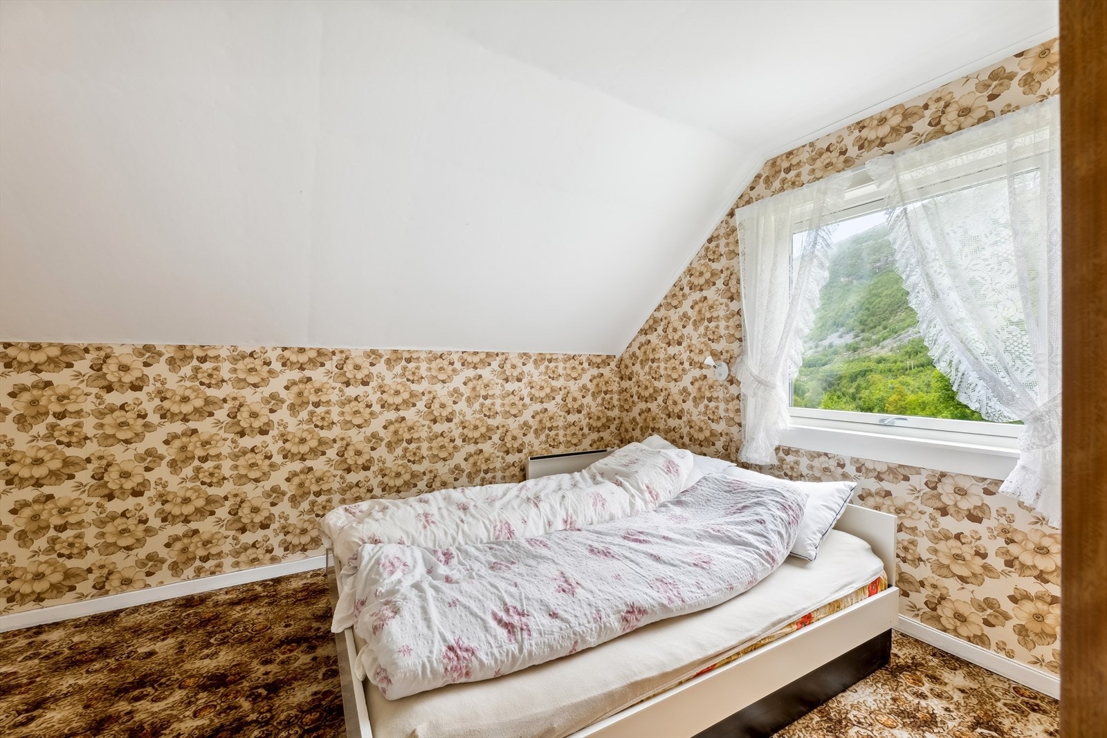 Det er vegg-til-vegg teppe på gulv i alle soverom. Galleribilde