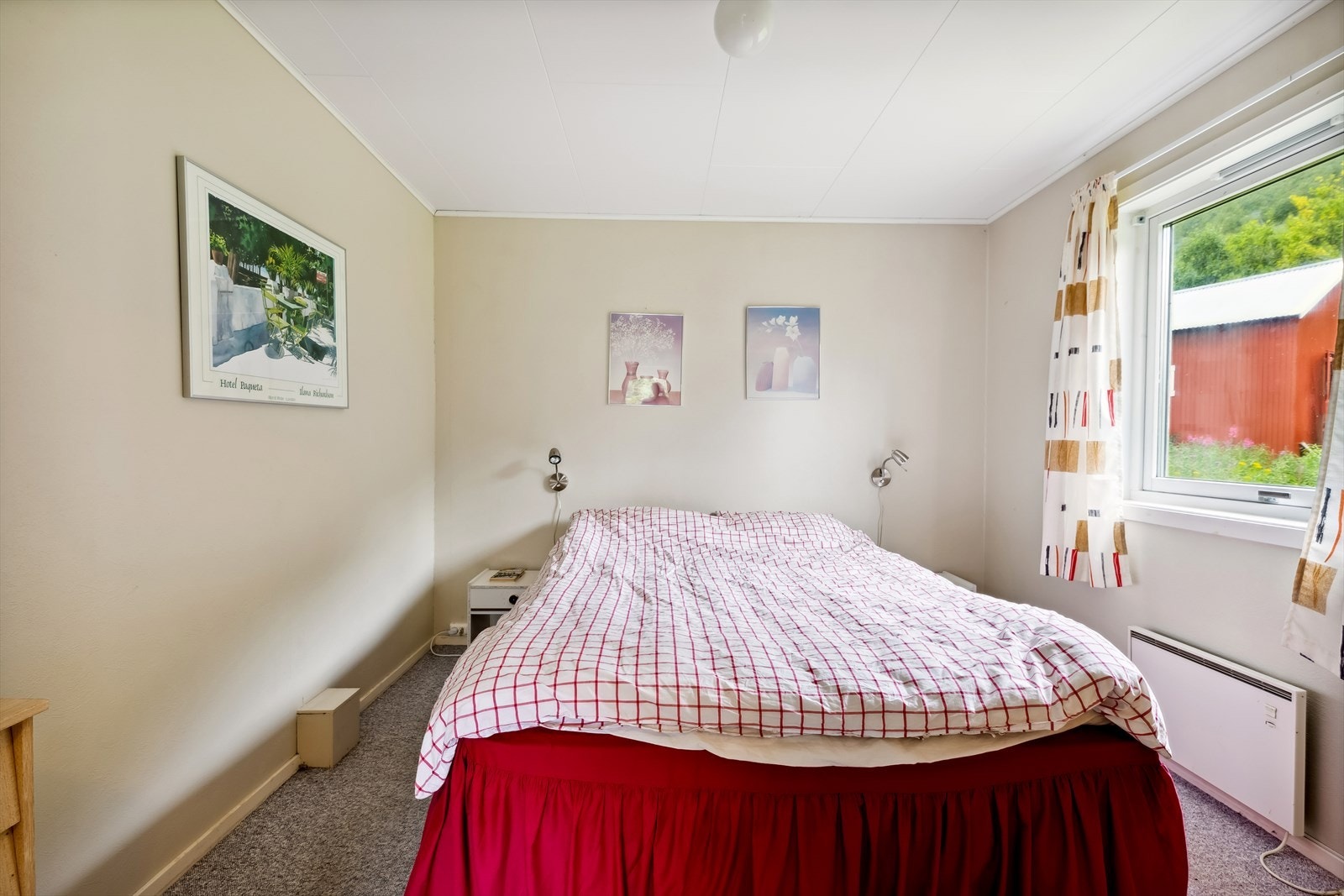 Det er til sammen 4 soverom. Hovedsoverom ligger i 1. etasje. Galleribilde