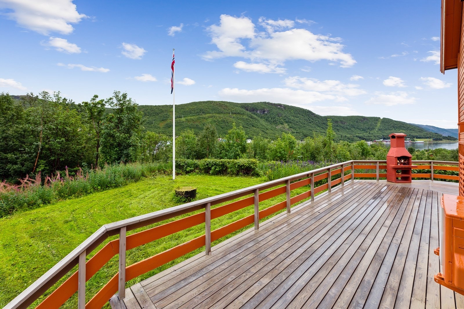 Her sitter man usjenert og er omringet av vakker natur. Galleribilde