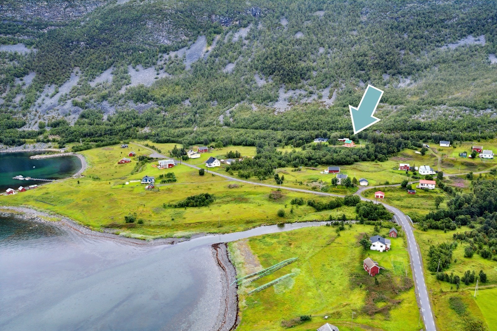 Eiendommen ligger i naturskjønne omgivelser ca 25 km fra Korsfjord. Galleribilde