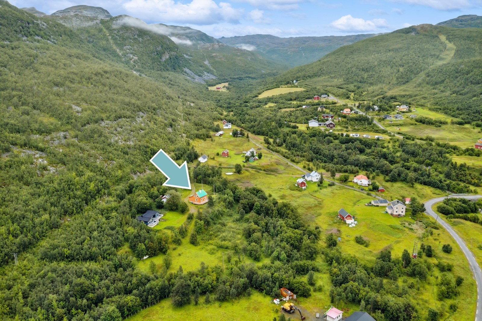 Her er man omringet av fjell og store naturområder, og det er kort vei til sjøen. Galleribilde