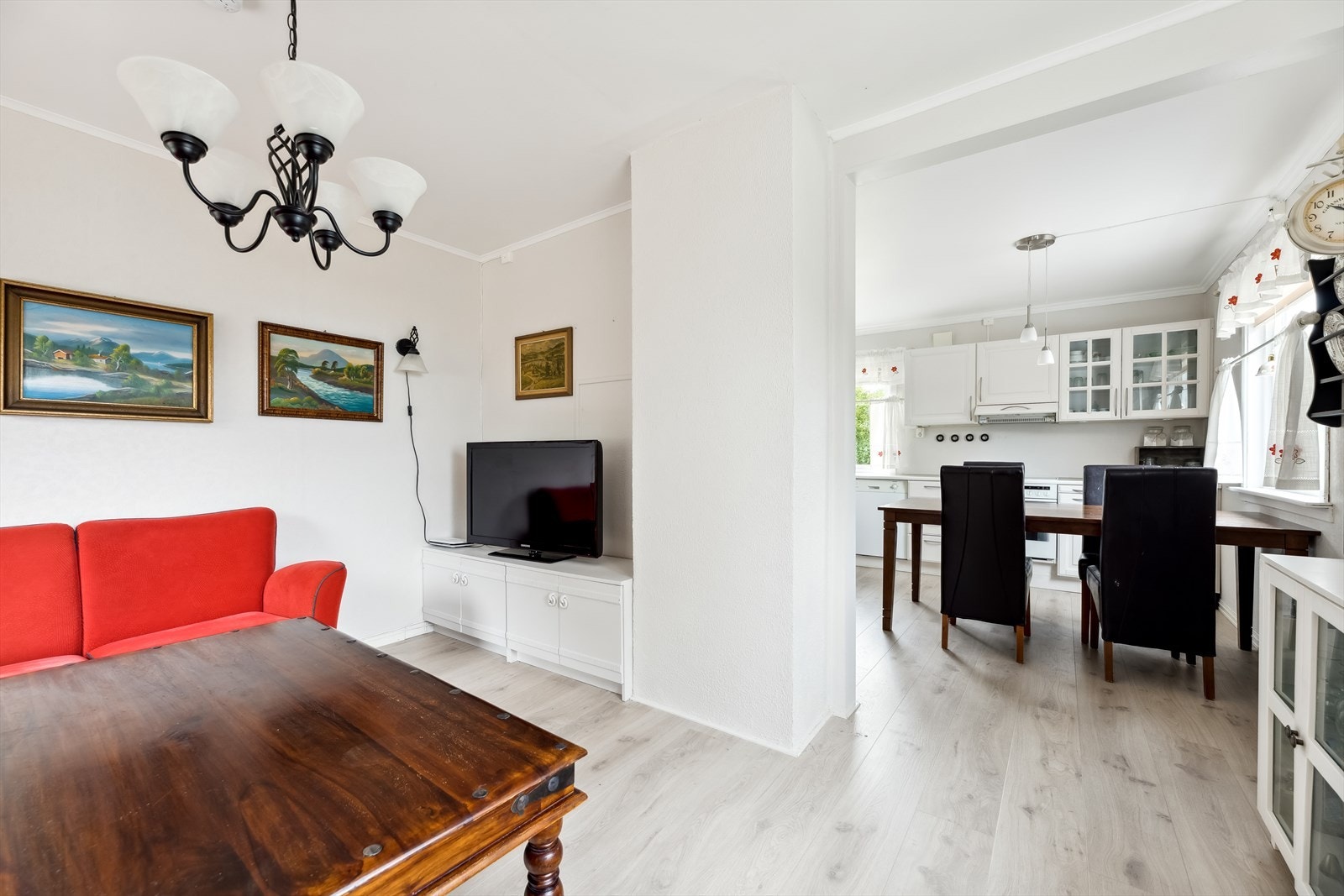 Stue/kjøkken ligger i delvis åpen løsning. Galleribilde