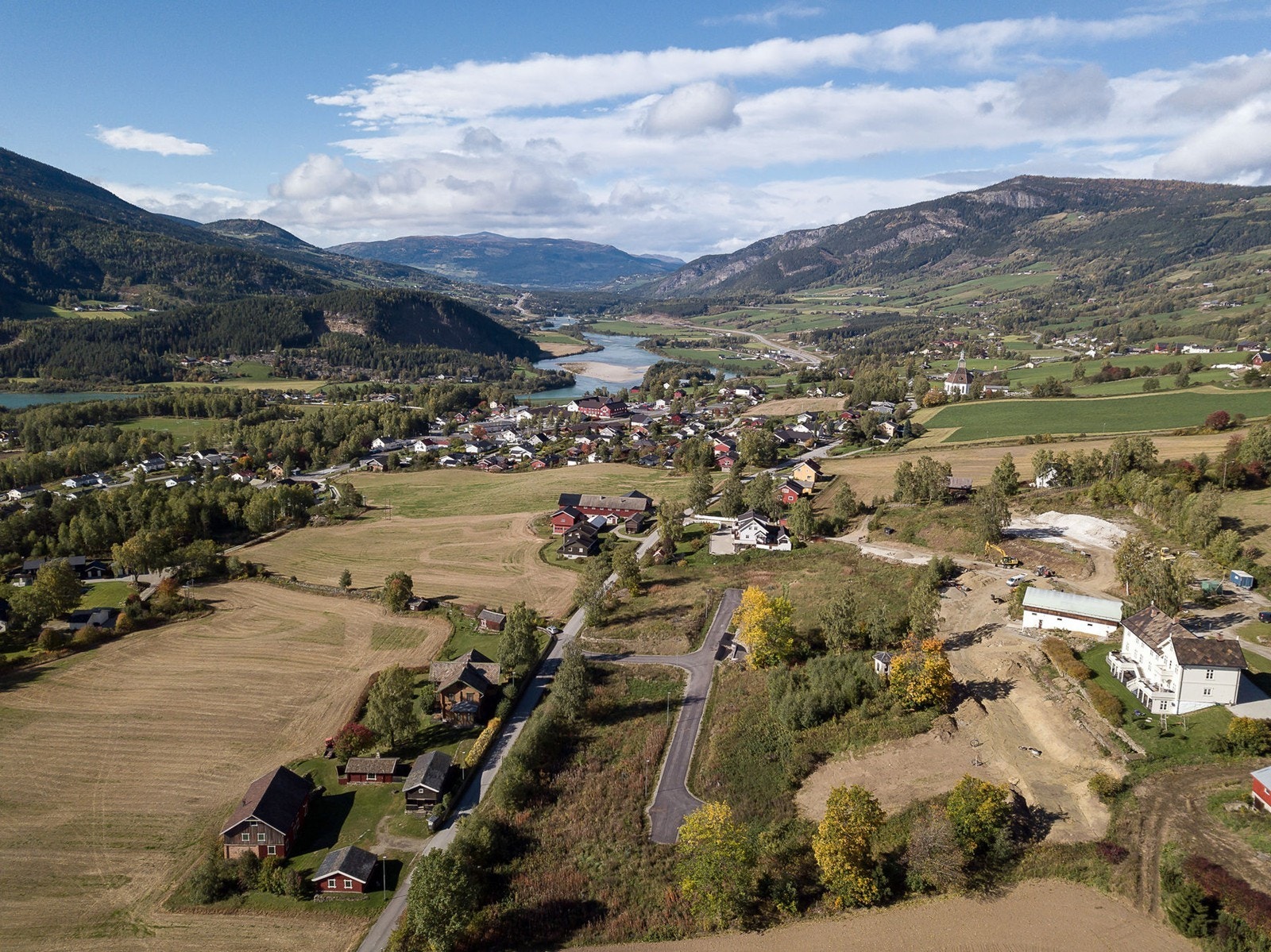 Tomtene på Sofienberg ligger fritt og fint til langs Gammelvegen. Galleribilde