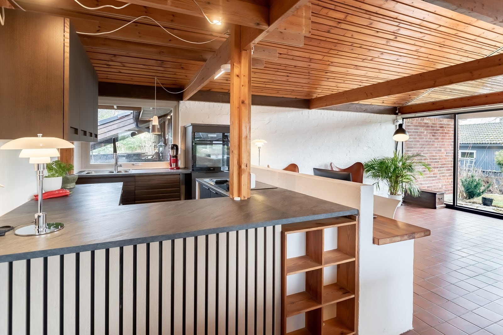 Med kjøkkenet som husets hjerte.... Galleribilde