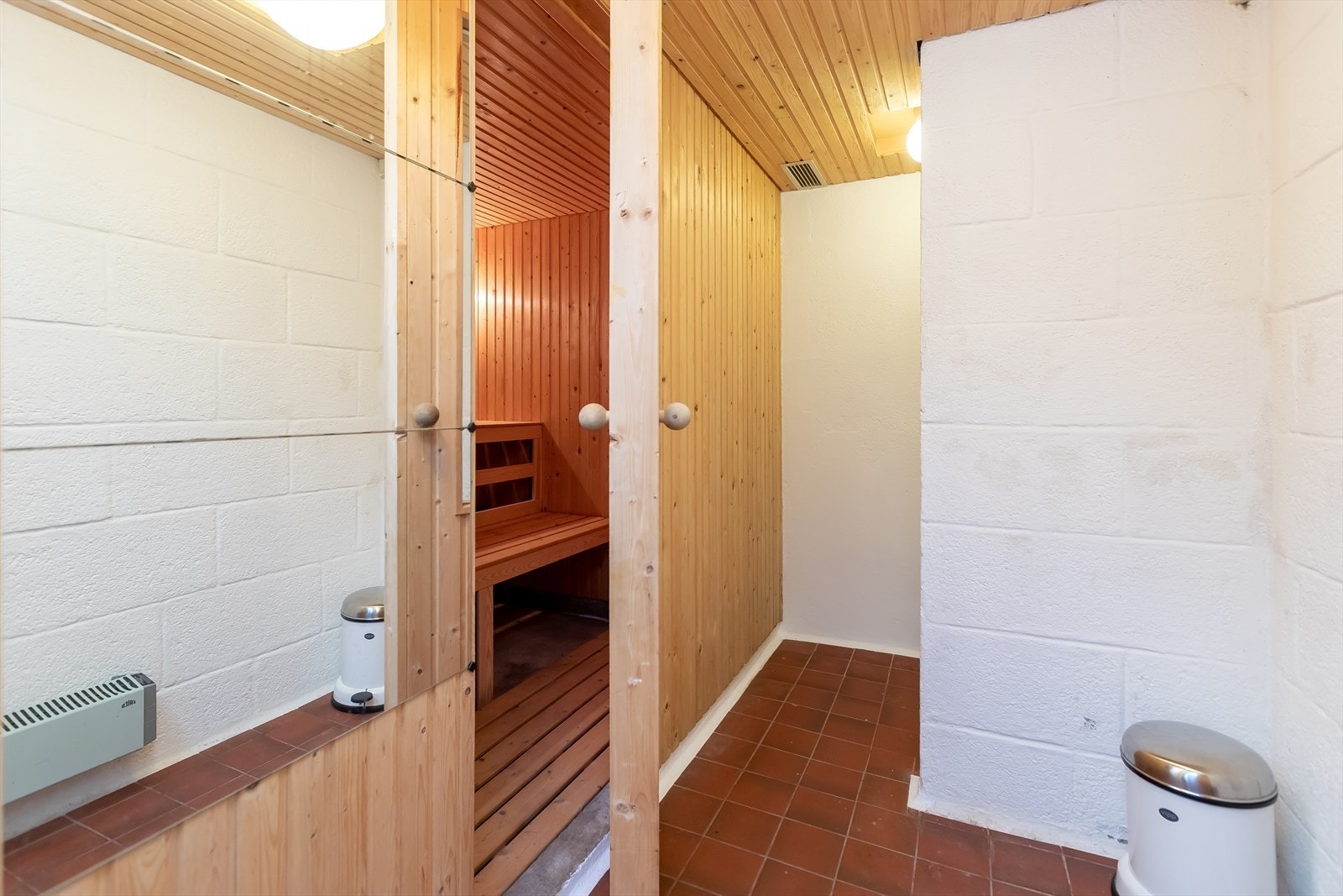 I kjeller er det blant annet badstue med dusjrom utenfor - og "verksted" m/vaskerom og masse lagring Galleribilde