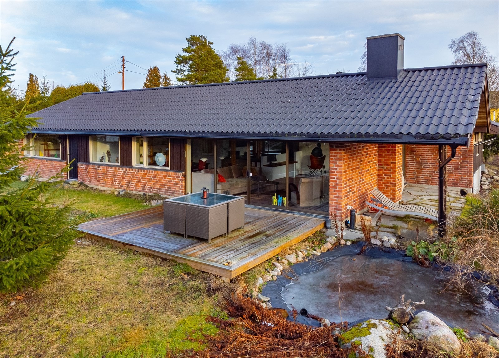 Store skyvedører ut til terrassen - eller ut til overbygget uteplass med peis Galleribilde