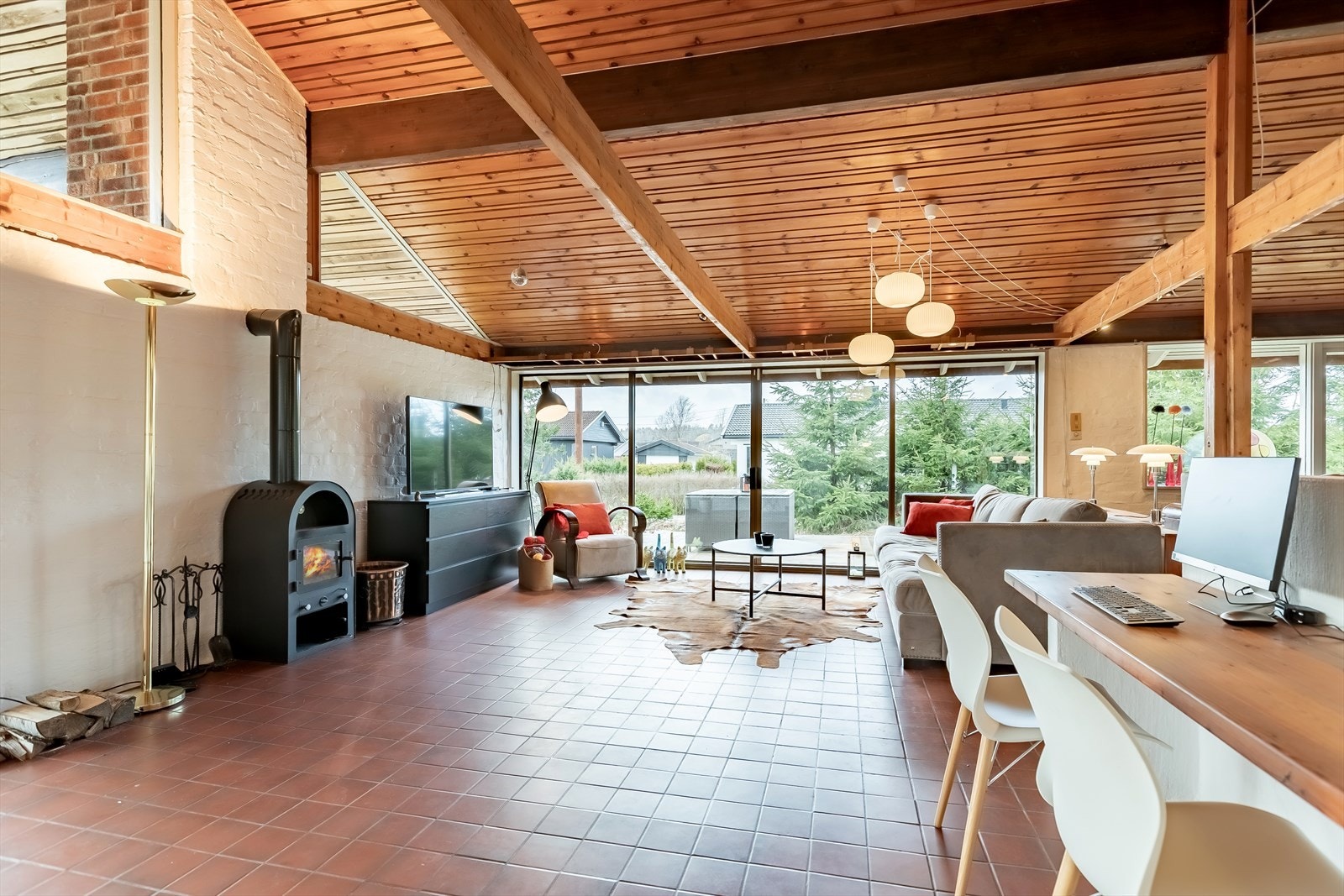 Stuen er romslig og deilig, og med skråhimling og masse glassflater får man virkelig godfølelsen Galleribilde