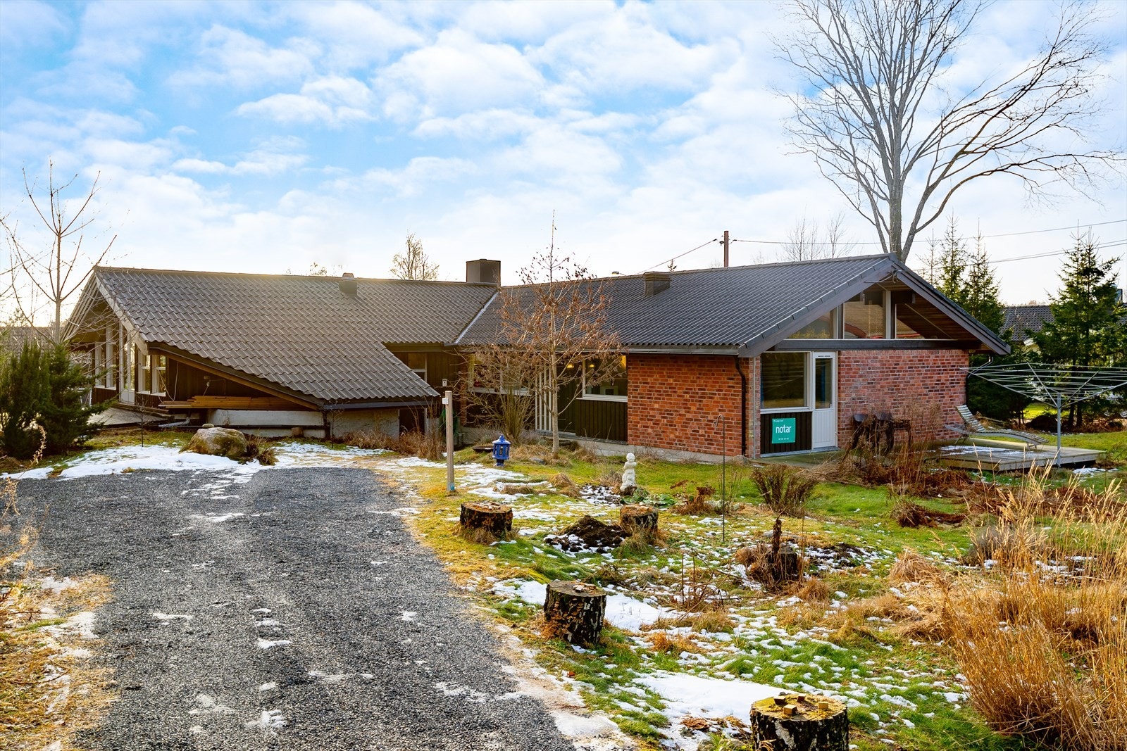 God plass til flere biler på gruset oppkjørsel. Galleribilde