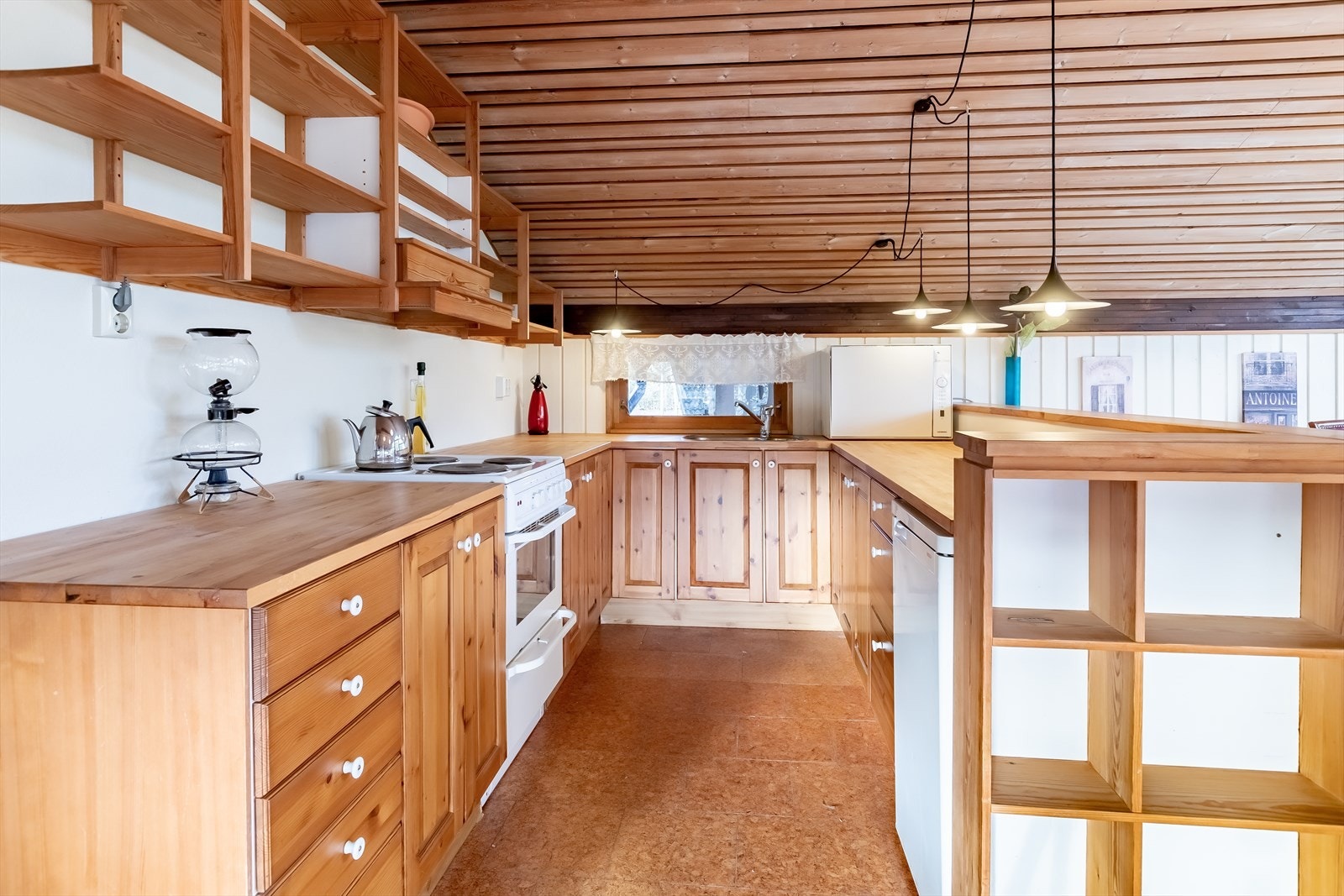 Originalt kjøkken fra 1988 - men funksjonelt og praktisk Galleribilde