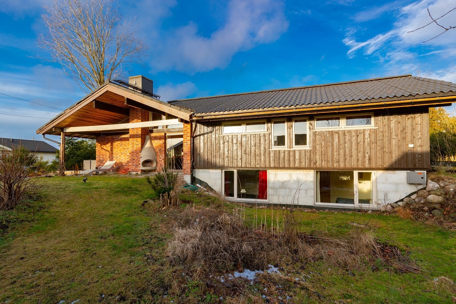 Østre fløy ble tilbygget i 1988 - og har store glassflater som den opprinnelige boligen! Galleribilde