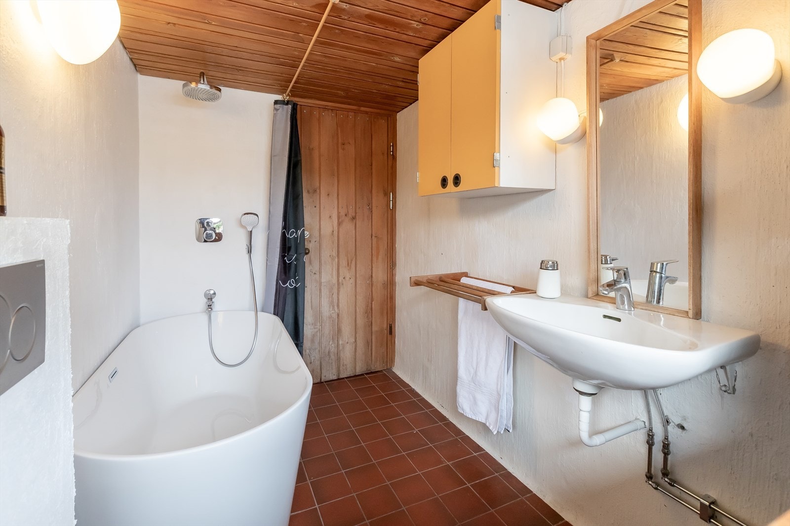 Baderommet er oppgradert med bl a rør-i-rør, badekar og vegghengt WC Galleribilde