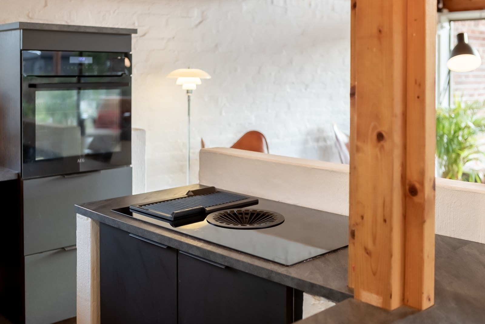 Ventilator i platetoppen - for å ikke ødelegge sikten til stuen og ut når man lager mat. AEG stekeovn Galleribilde