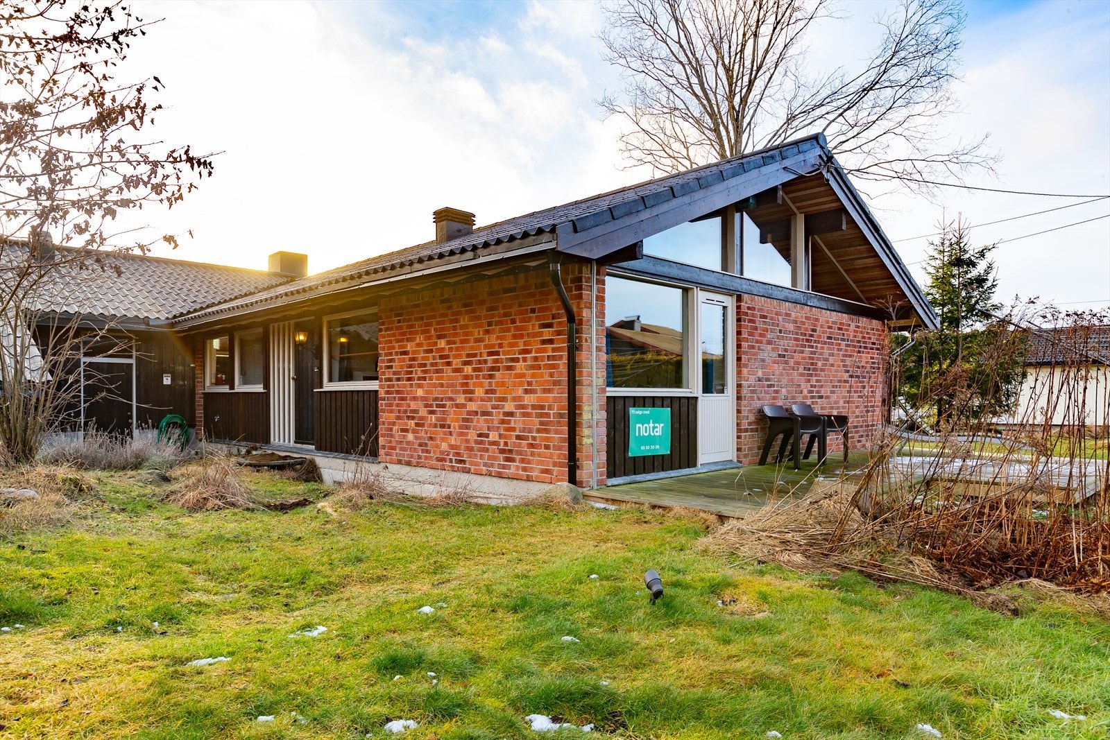 Utgang til terrassen fra hovedsoverommet - med morgensol. Det er totalt hele 7 dører ut i hagen! Galleribilde