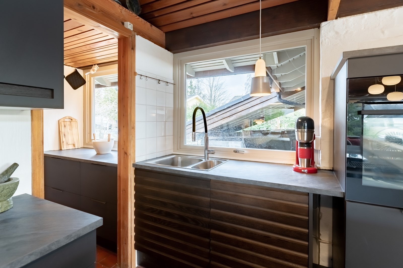 Det er ikke lett å se at det er oppvaskmaskin under benken her Galleribilde