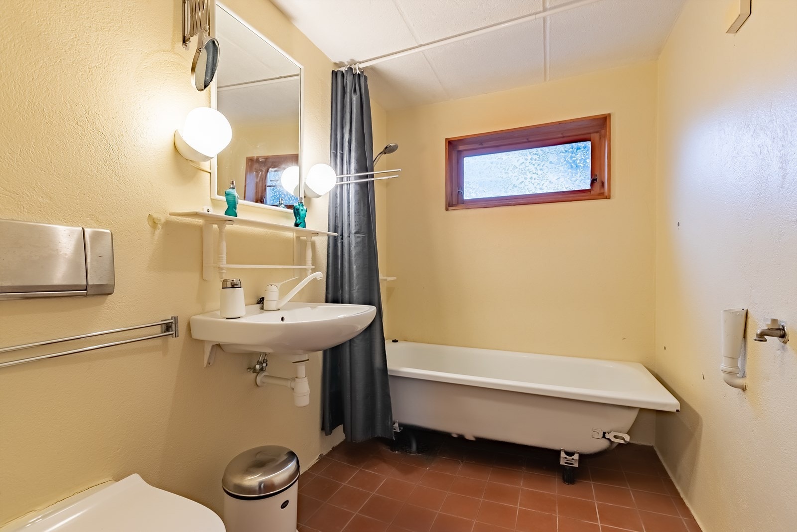 Enkelt bad med opplegg for vaskemaskin. Registrert noe fukt. Galleribilde