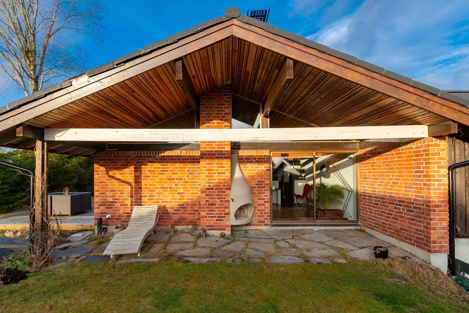 Hvor hyggelig er det ikke å sitte her i ruskevær - med fyr i peisen Galleribilde