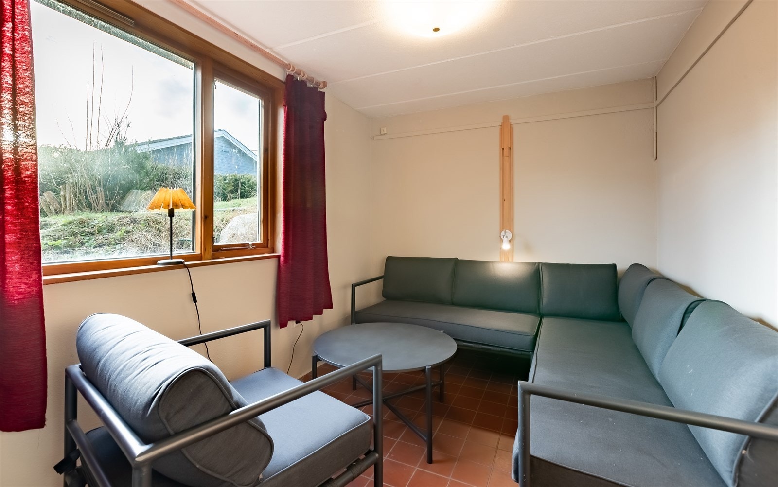 Denne delen har 2 soverom, og ekstra rom brukt som soverom - tegnet som bod. Noe antydning til fukt på vegg her. Galleribilde