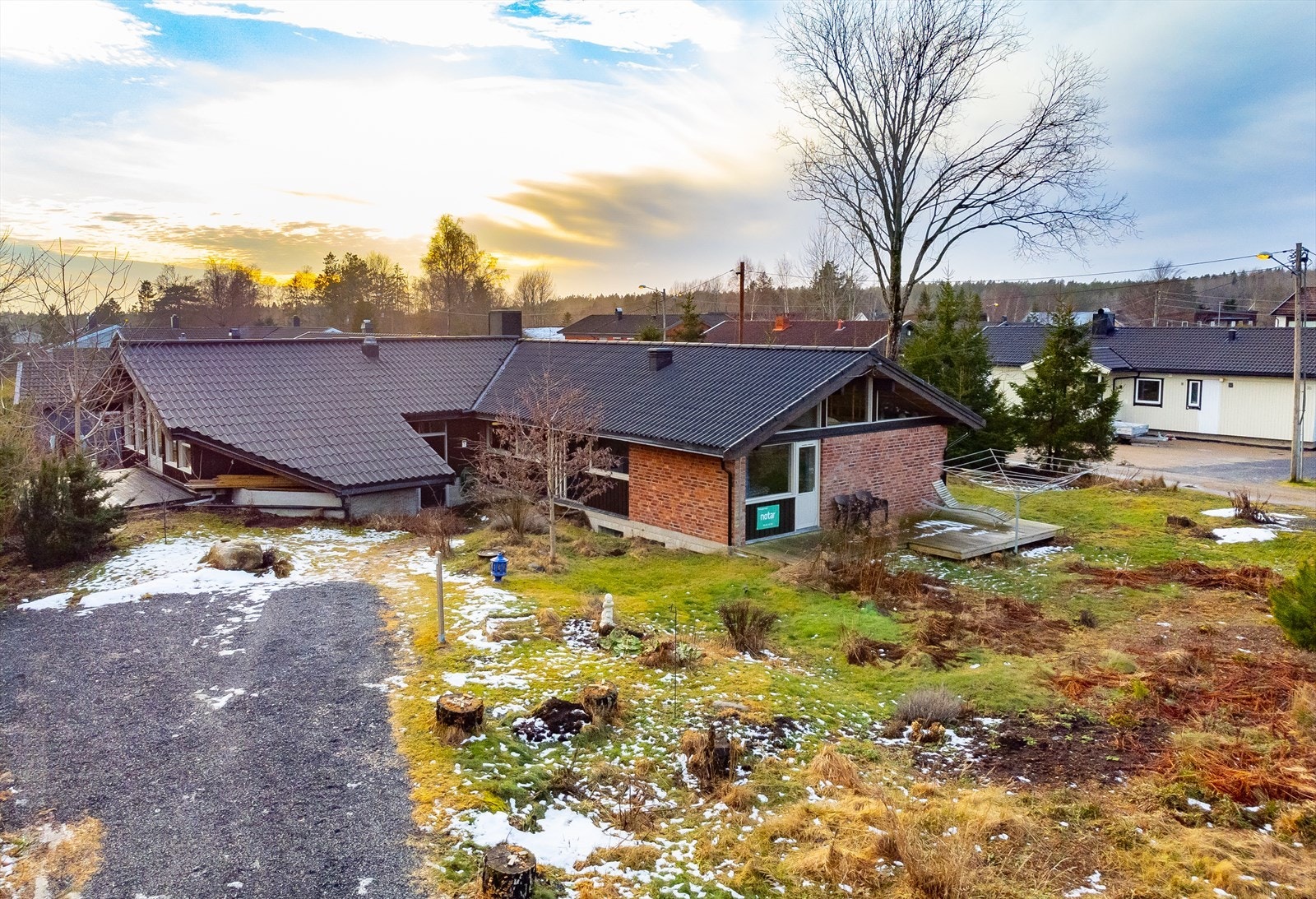 God plass til biler på gruset gårdsplass Galleribilde