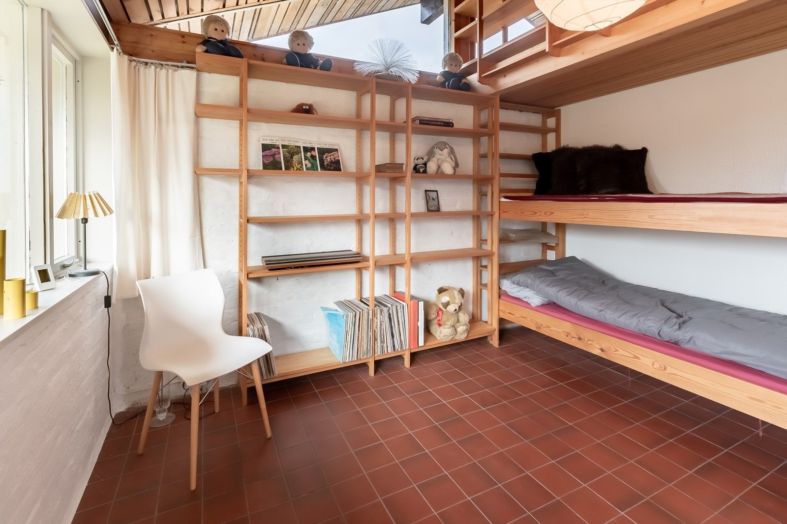 Nok lys og luft gjør rommet veldig hyggelig Galleribilde