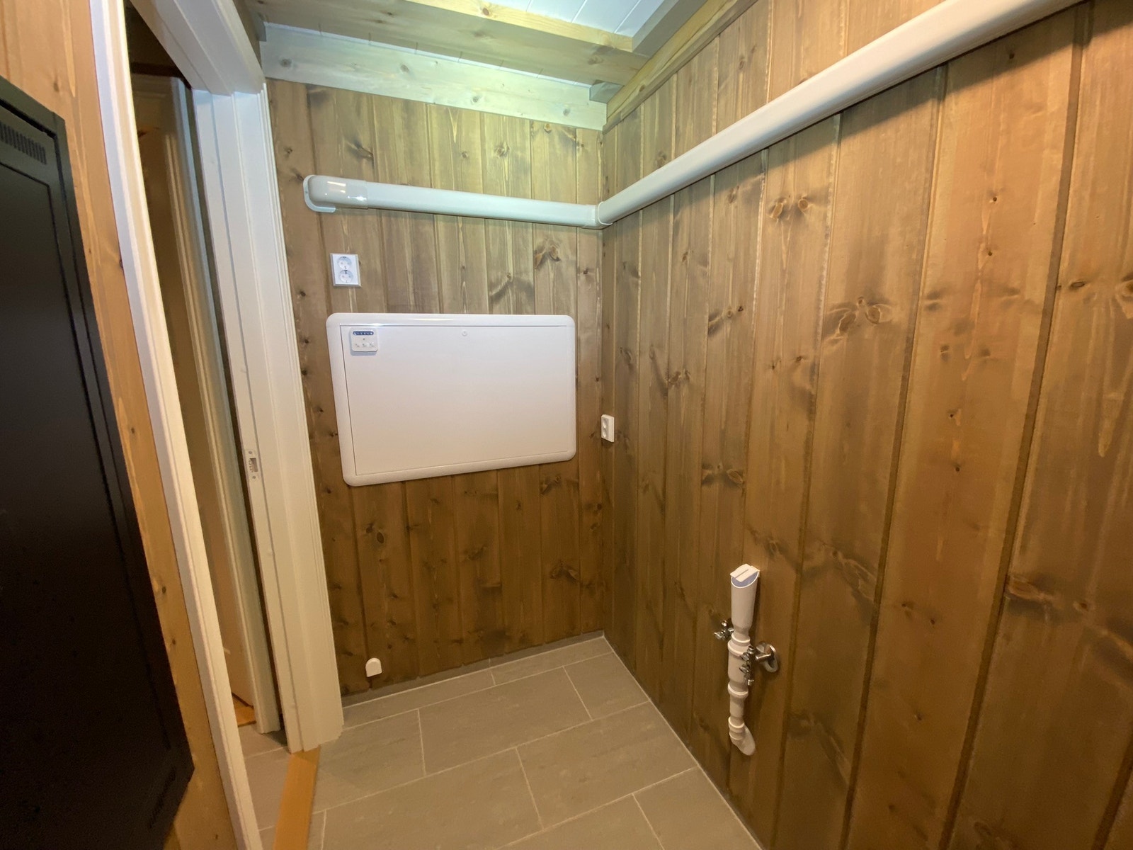 Teknisk rom/bod med opplegg for vaskemaskin/tørketrommel. Galleribilde