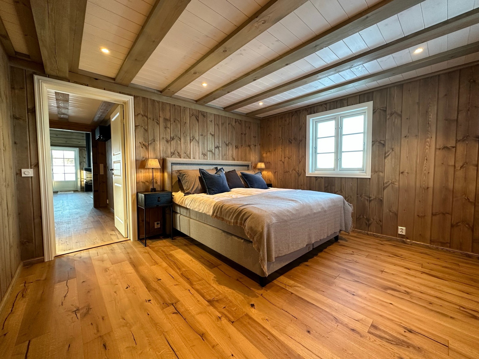 Soverom 1, 1. etasje, hovedsoverom. God plass til feks 3x60cm skaprekke, kommode etc. Galleribilde