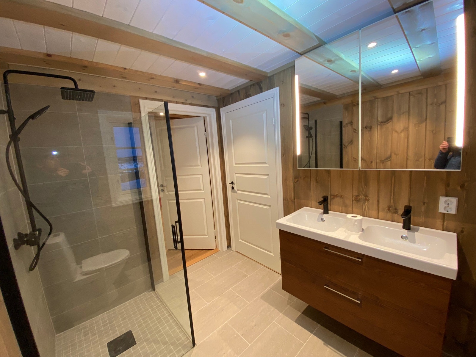 Bad 1 med inngang til teknisk rom/bod. Galleribilde