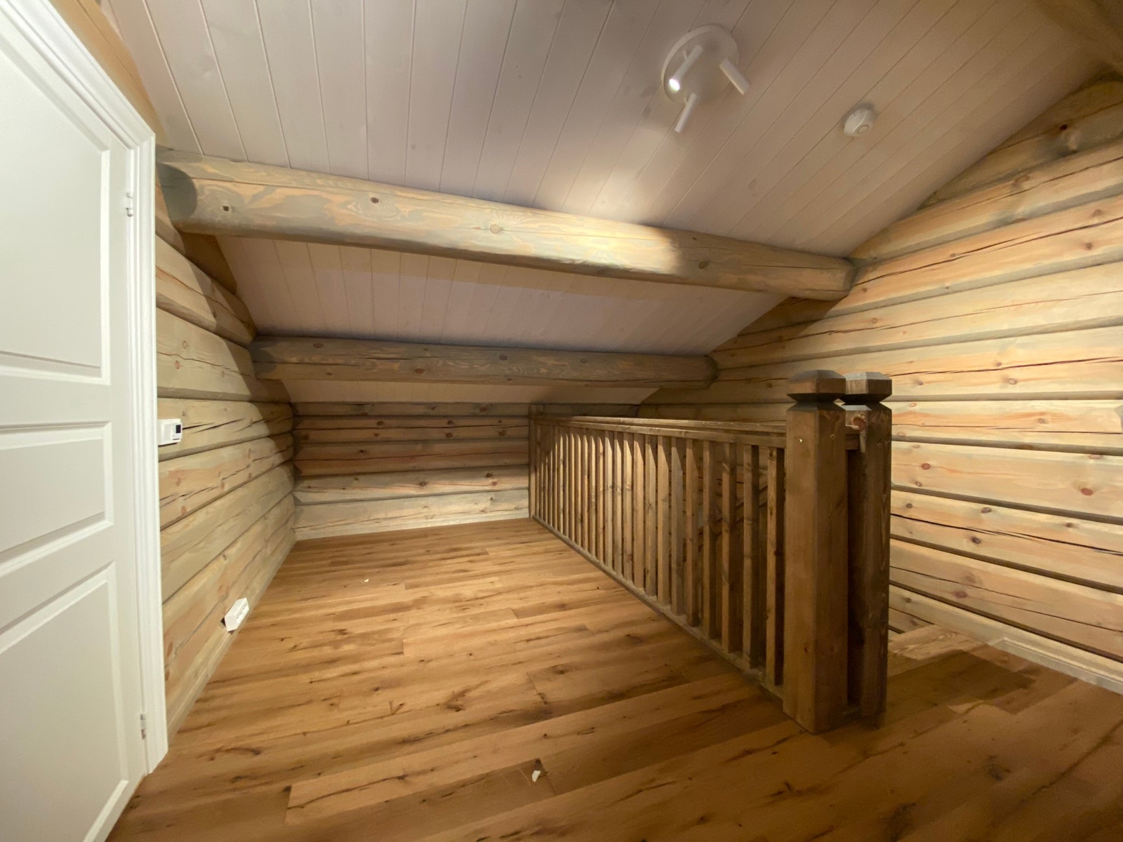 Loftstue mot vest, mulighet for hyttekontor til venstre for trappen. Galleribilde