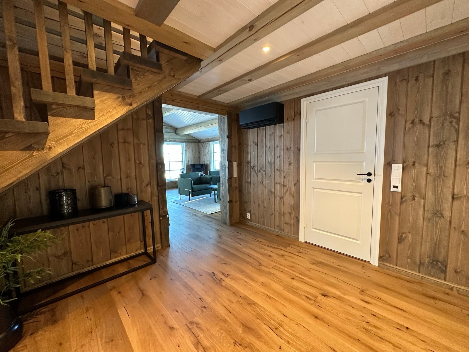 Hall med varmepumpe, svart opp til venstre for dør inn til bad 1. Galleribilde