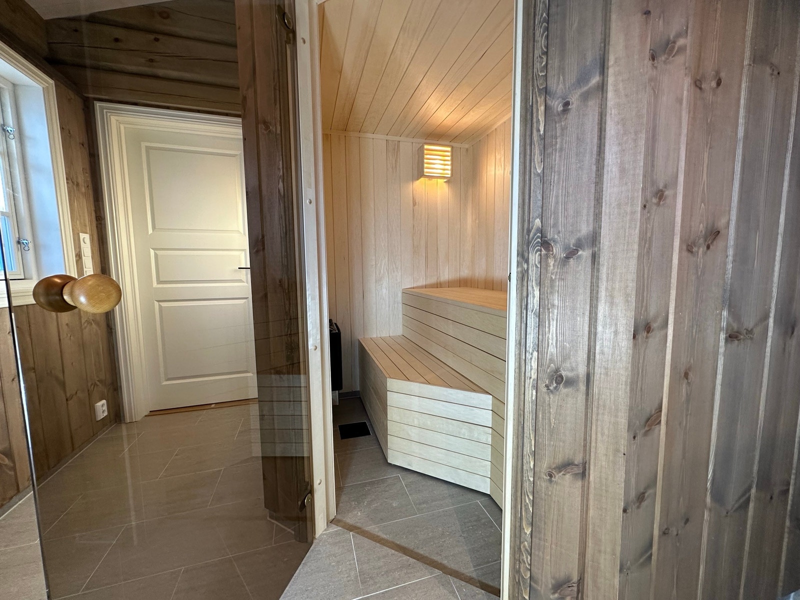 Bad 2 med sauna og direkte utgang til terrasse med mulighet til feks jaqquzzi. Galleribilde