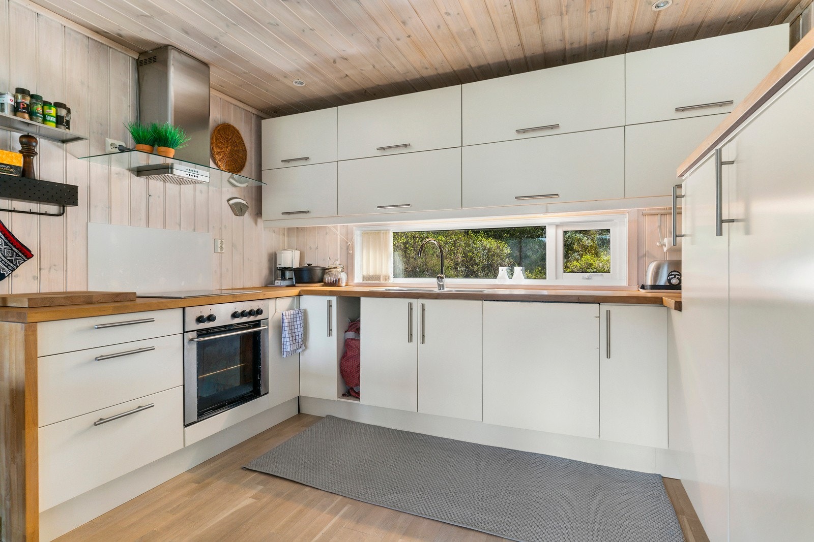 Innredningen er fra IKEA og hvitevarer medfølger i handelen Galleribilde