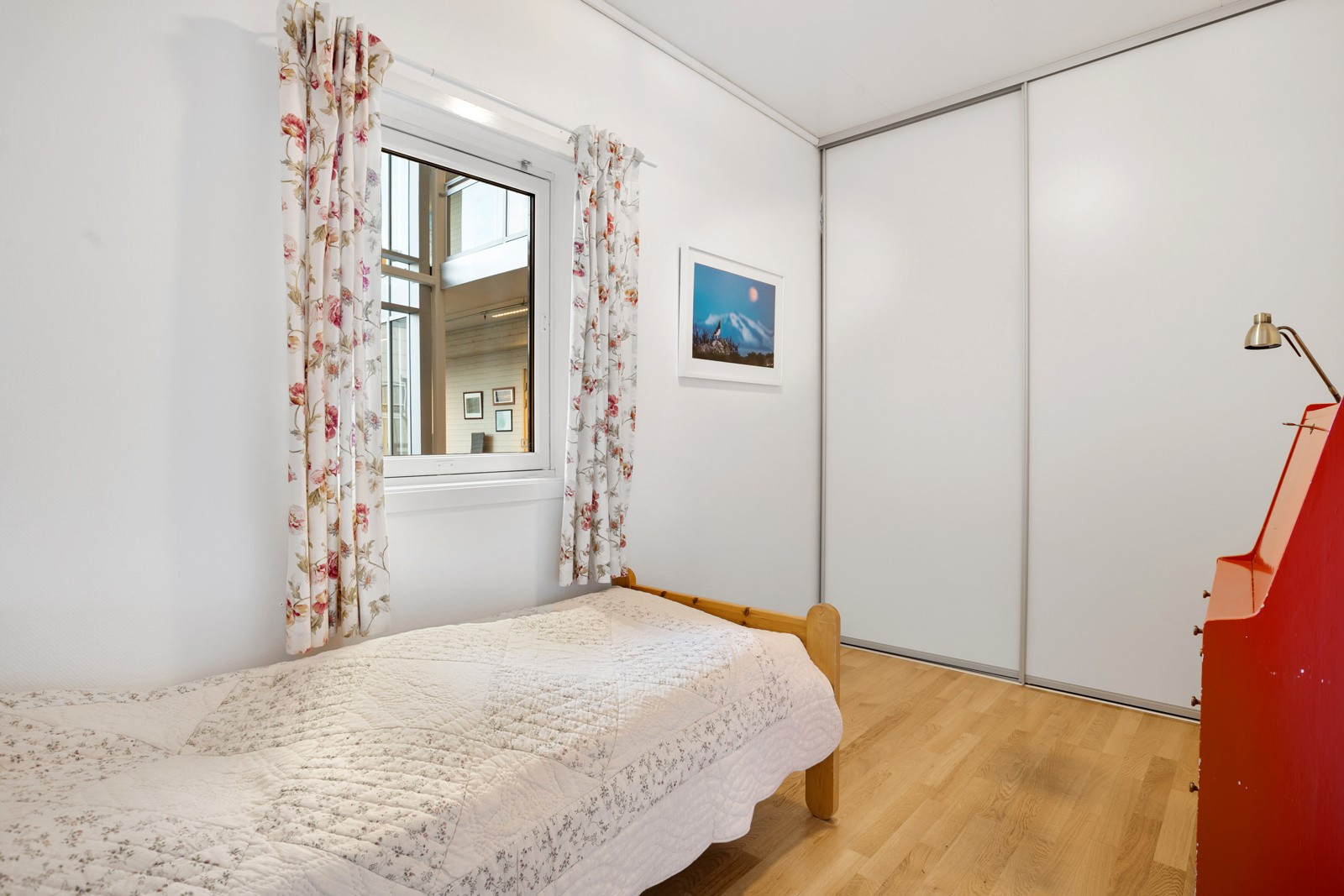Soverom 2 er også av romslig størrelse. Her er det også en praktisk skyvedørsgarderobe.