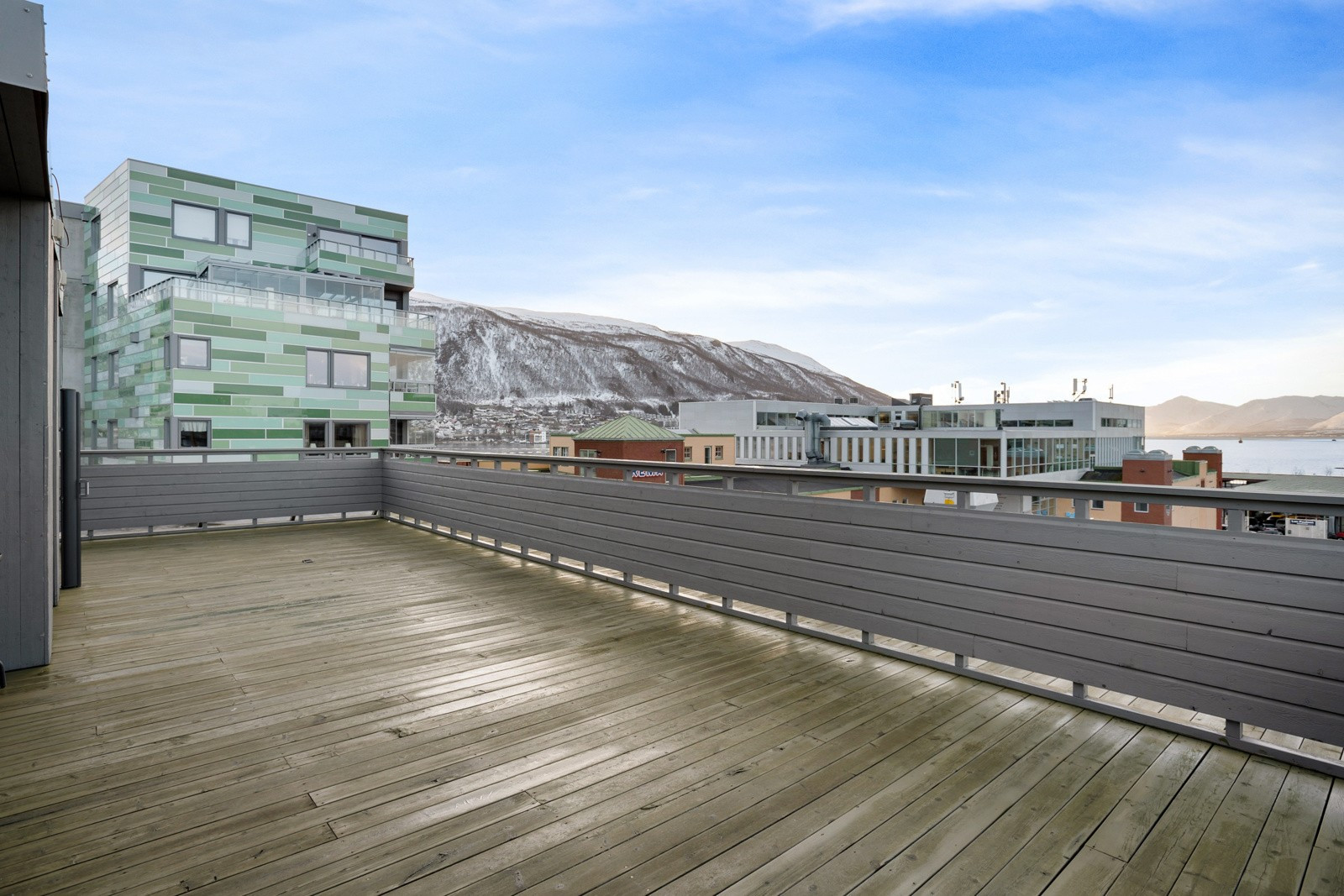 Borettslaget har en stor felles takterrasse med herlige sol- og utsiktsforhold.