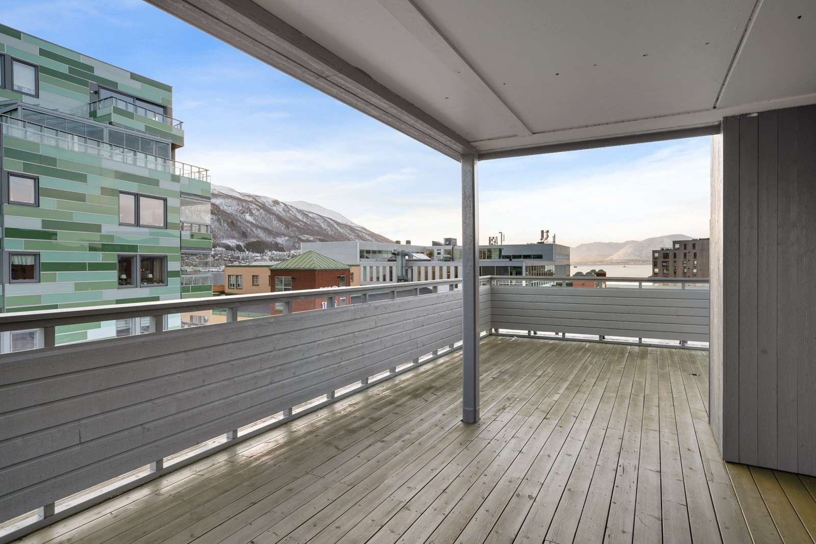 På takterrassen er det sol store deler av døgnet på sommeren.