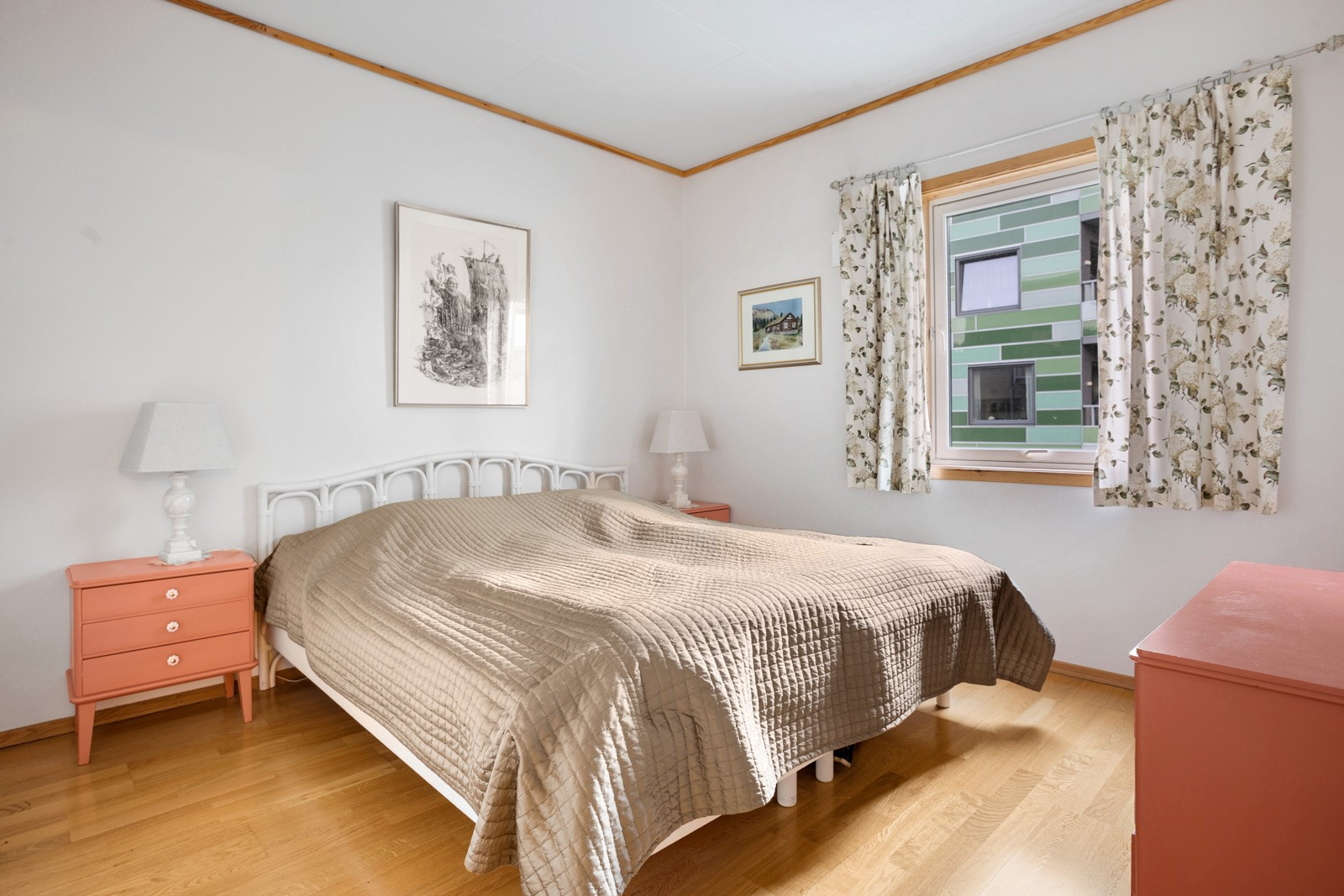 Hovedsoverommet framstår romslig og har god plass for stor seng og tilhørende nattbord.