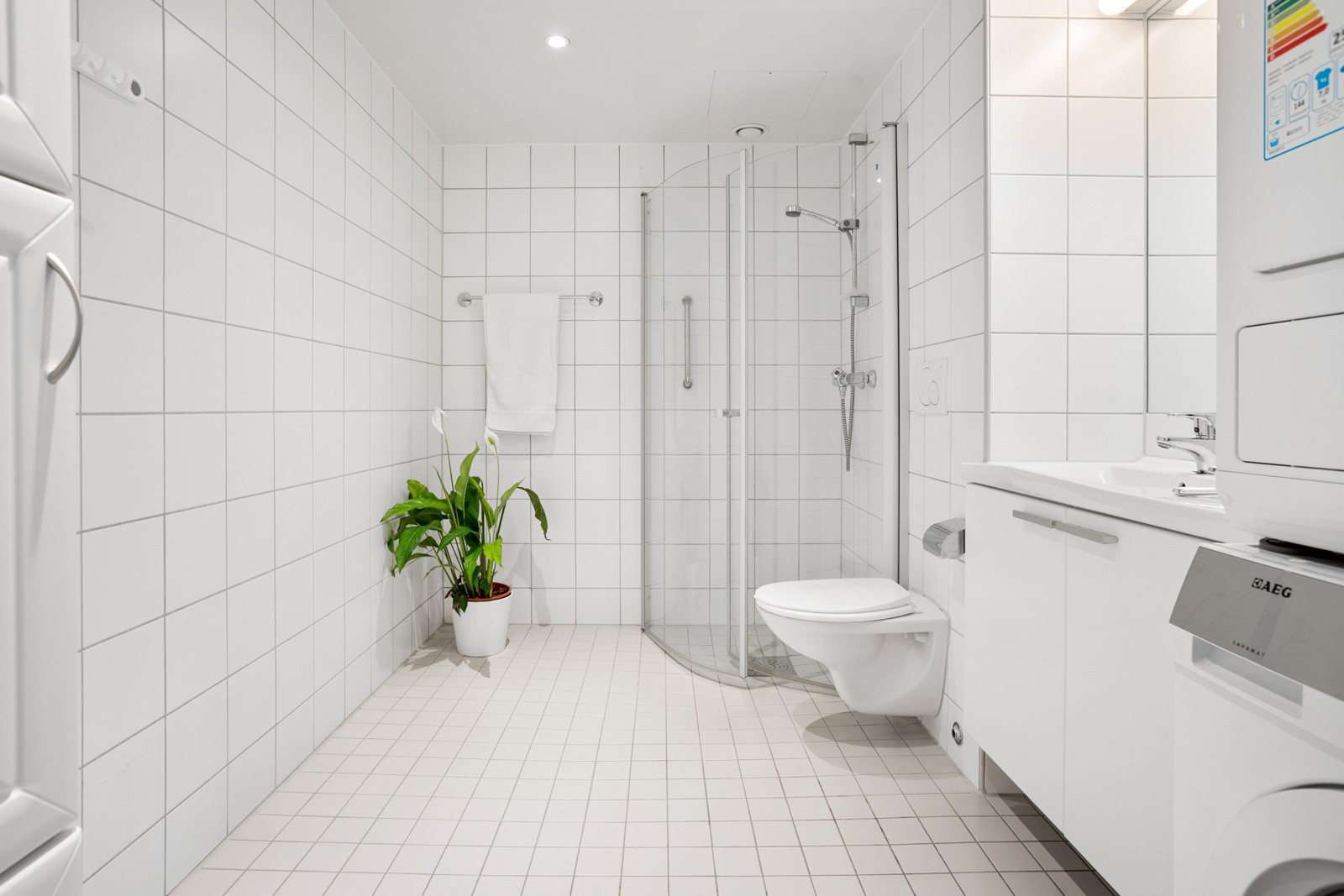 Flislagt og romslig bad med gulvvarme. Her er det god plass for vaskemaskin/tørketrommel.