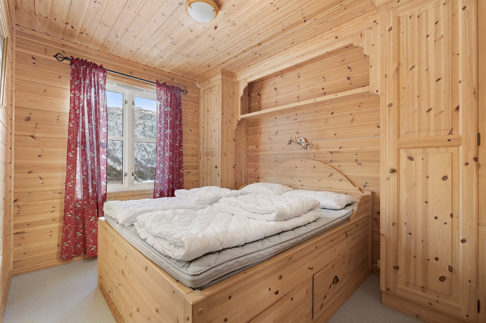 Leiligheten består av to soverom i hovedetasjen, samt flere sengeplasser på hemsen Galleribilde