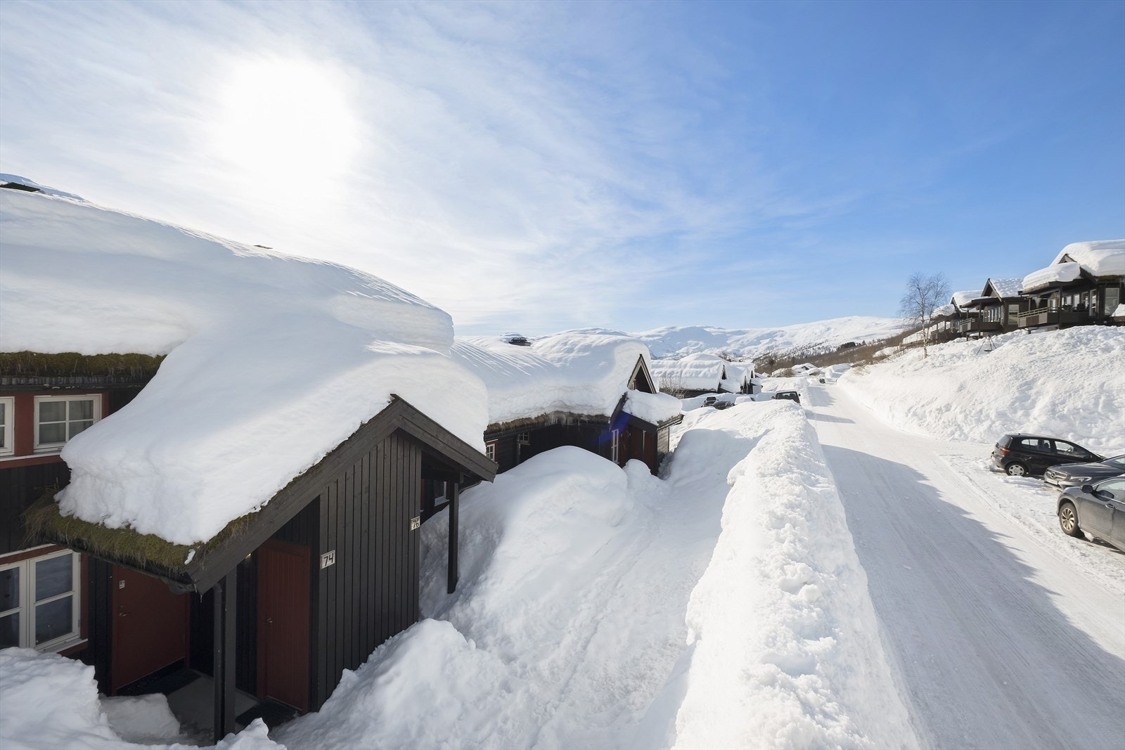 Tilhørende følger en biloppstillingsplass på felles parkeringsplass for sameiet Galleribilde
