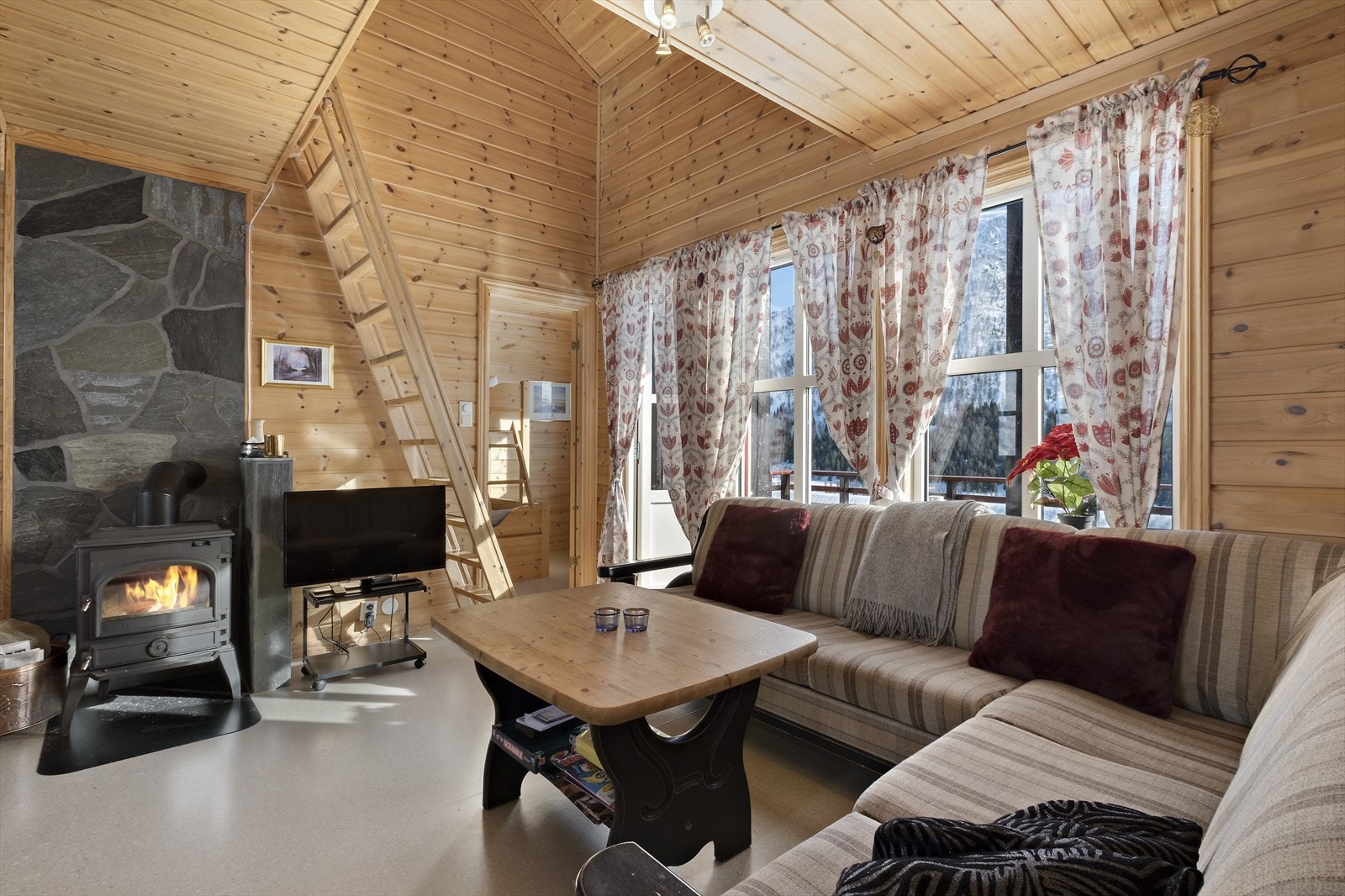 Leiligheten består av en hovedetasje og hems Galleribilde