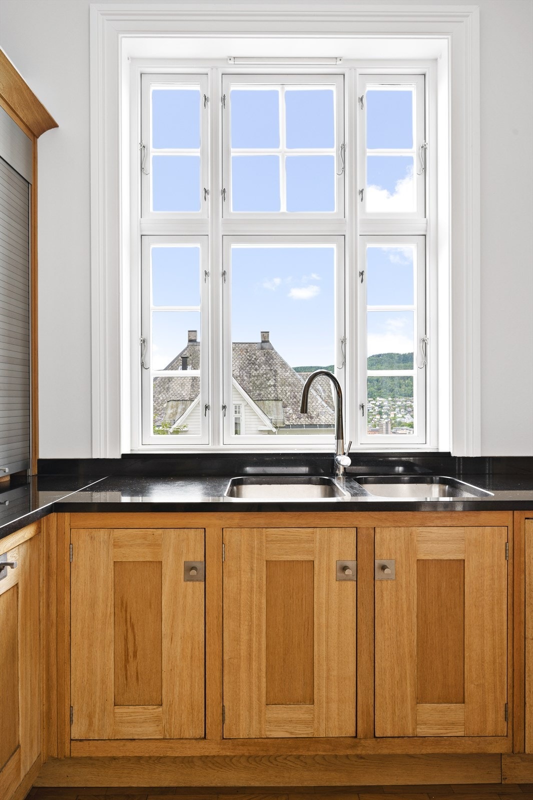 Utsikt fra kjøkken over Drammen. Marmor benkeplate og underlimt vask. Håndlagde vinduer av spesialist. Galleribilde