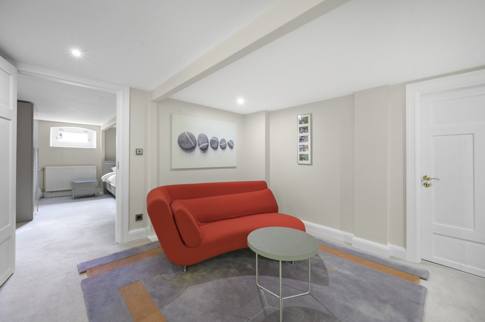 Lun kjellerstue møblert i freshe farger. Galleribilde