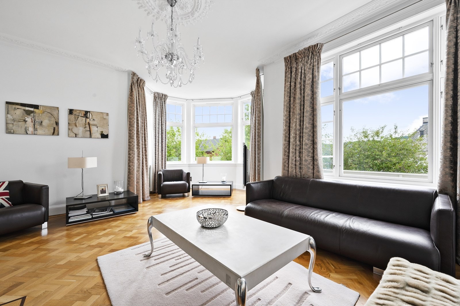 Stor og lys stue med rikelig med naturlig lys. Alle vinduer er byttet i 2002. Håndlagde, spesialbestilte vinduer levert av spesialist. 2 lags vakuumglass. Galleribilde