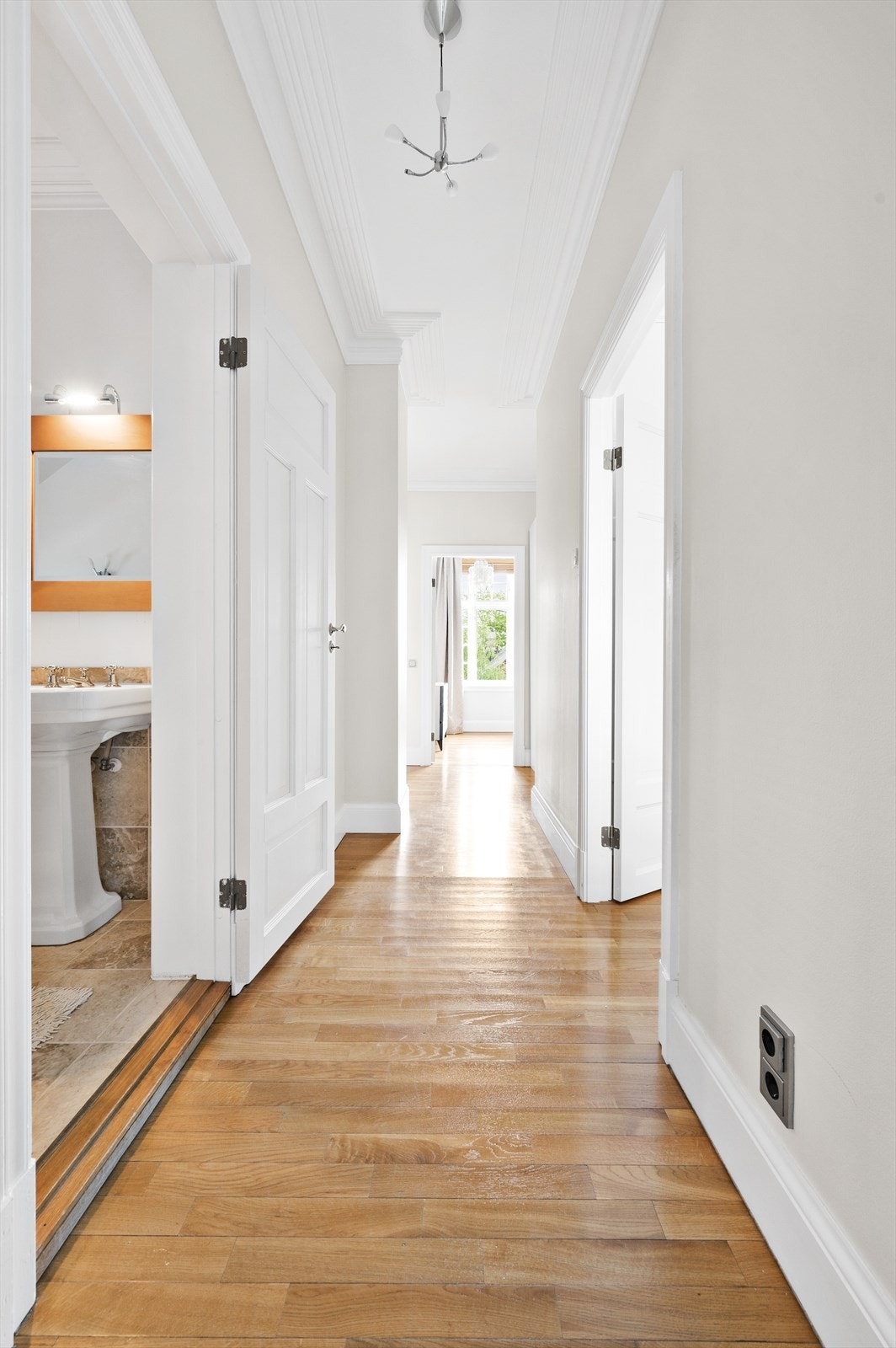 Gang med inngang til baderom og soverom. Galleribilde