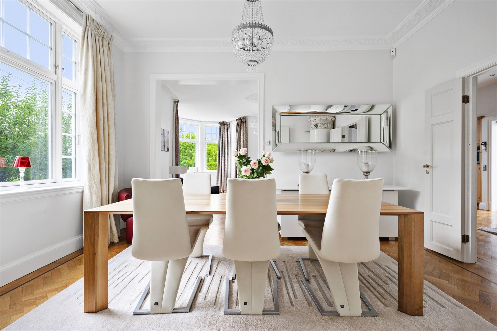 Pen og luftig spisestue. Eier har revet alle vegger innvendig og bygd opp igjen. Etterisolert og fått installert nye håndlagde vinduer. Galleribilde