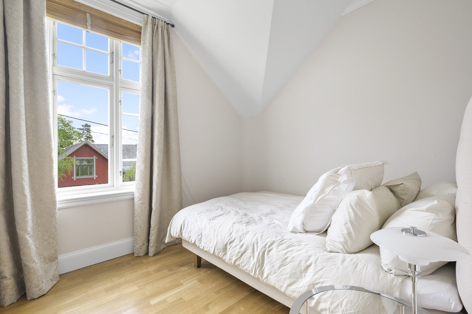 Store vinduer som slipper inn lys er gjennomgående. Galleribilde